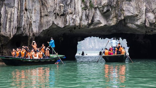 Discover Halong Bay by a Luxury Cruise and a Limousine Bus – Full-Day Small Group Tour - Foto 3