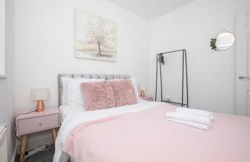 Spacious 4BR Home in Manchester with Parking & Wi-Fi - Foto 4