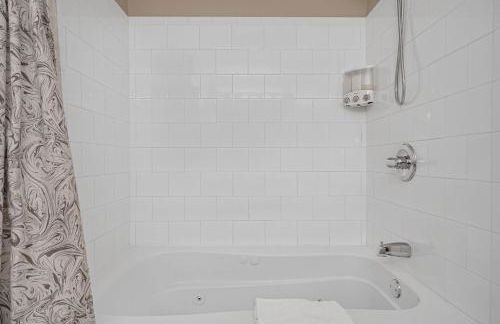 Lux Townhouse, Walk to All, Sleeps 6 Adults - Photo 9