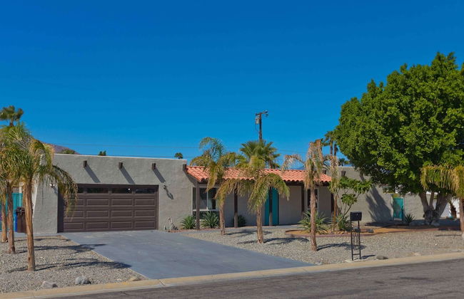 Modern Home w Private Pool Spa Pets Welcome - Photo 8