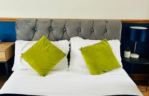 Detached House in Ashford with Free Parking and Hot Tub - Sleeps 10 - Foto 20