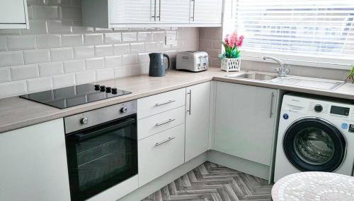 Lovely & modern 2-Bedroom Flat above shop in Tonteg - Foto 5, stove, pet friendly, toaster, minibar