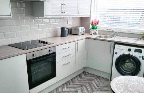 Lovely & modern 2-Bedroom Flat above shop in Tonteg - Foto 5