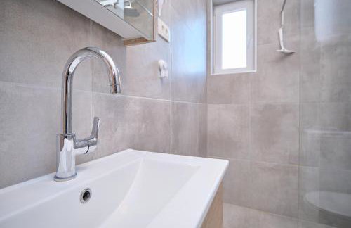 Queen's Lodge Mastrinka by Litto - Photo 82