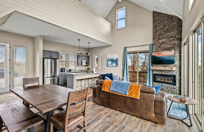 NEW Lake View Indoor Pool Sleeps 14 Hot Tub - Foto 5