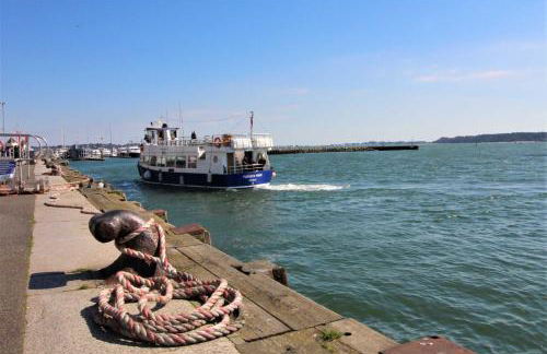 Dolphin Hideaway- Poole Quay Apartment with Parking - Photo 28