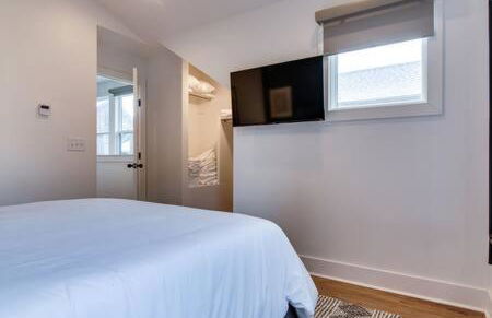 Modern East Nashville Retreat, Walk to Local Faves, Cozy Living Space, Smart TVs & Fast WiFi, Full Kitchen, Garage & Workspace, Steps to Mas Tacos & Rosepepper, 10 Min to Broadway & Nissan Stadium, 24 Hr Hospitality - Foto 16
