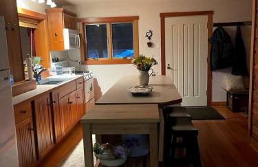 Secluded Cabin in Polebridge, Montana, with Fantastic Views of Glacier National Park - Dream Glamping Experience - Photo 4