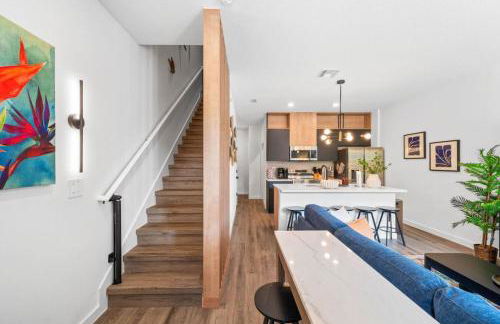 Colorful vibrant Oasis Sleeps 10, 10min to Disney - Photo 14