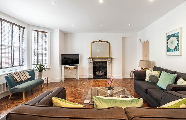 Charming Kensington Apartment - Photo 11