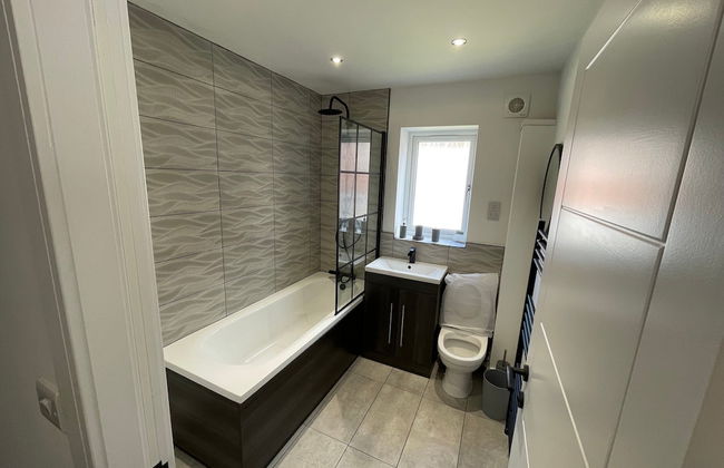 Brand New High Spec House with parking - Foto 17