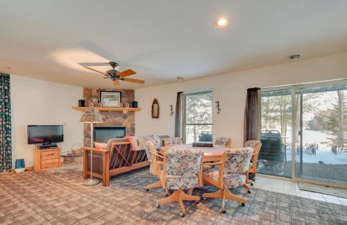 Lakefront Tomahawk Getaway with Deck and 2 Fireplaces! - Foto 8