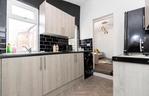 Spacious 4BR Home in Gateshead Sleeps 8 with FREE Parking - Foto 14