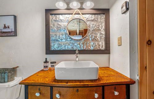 Mallard Creek Cabin - Firepit - Kitchenette - Large Deck - Gas Grill - Foto 6