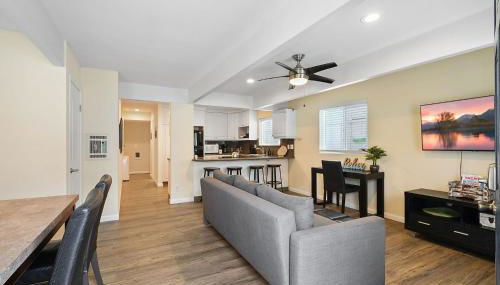 Stunning Beach Delight with Hot Tub, Fire Pit, Parking & Walk to Beach! - Foto 2