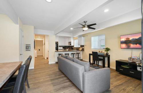 Stunning Beach Delight with Hot Tub, Fire Pit, Parking & Walk to Beach! - Foto 2