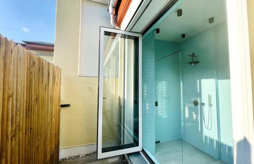 Room with a bathroom and private entrance door - Photo 29