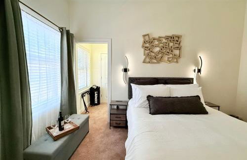 Urban Oasis with City Views and Dedicated Workspace - Foto 16