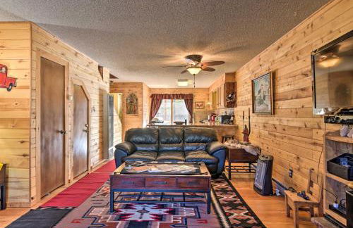 Downtown Red River Retreat with Mtn Views and Yard - Foto 5