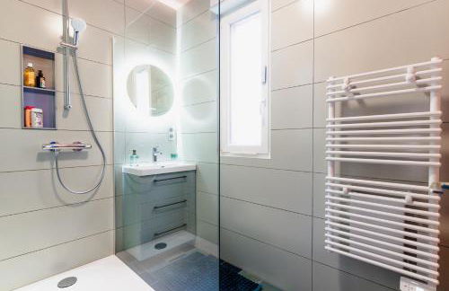 Luna - Cosy Appartement 50m2 - Place Parking Privé -Ascenseur - Position Centrale Gare - Pompidou - Nouvelle Ville - 2 à 4 Personnes - Foto 21