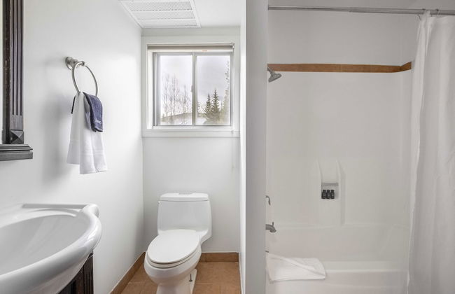 Bighorn by Avantstay Spacious Ski Cabin w/ Sprawling Porch, Views & Hot Tub! - Foto 11