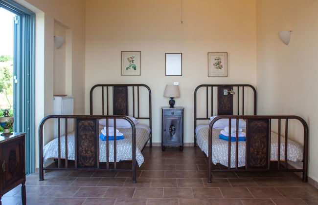 Absolute Villa by Stylish Stays - Photo 8