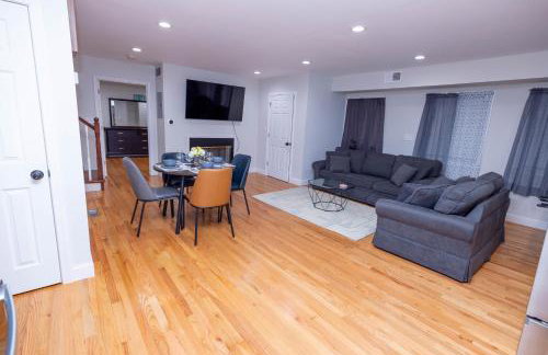 Modern Luxury Home With Fireplace & Game-Room - Foto 29