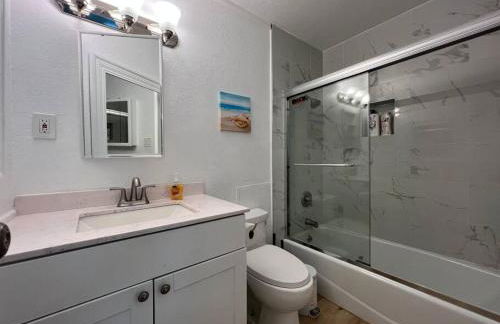 Modern 3 King Beds, Beautiful Large Backyard, WFH, Long Stays, Waterfall, WI-FI, FWY, 25 mins to Beach - Photo 22