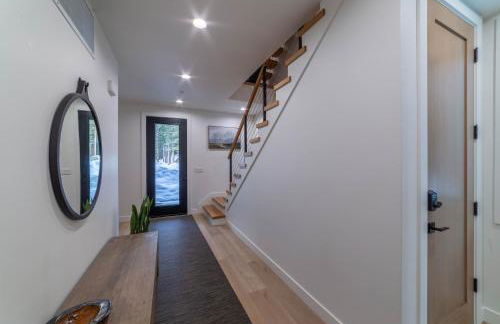 Spectacular New 4BR Townhome: Garage, Jacuzzi, BBQ - Photo 8