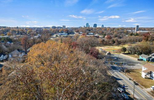 5 Min to Downtown - 7 to Duke - Washer and Dryer - Photo 31