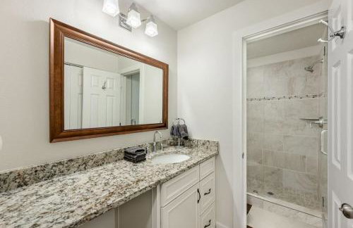 Bright and Cozy Getaway - Photo 20