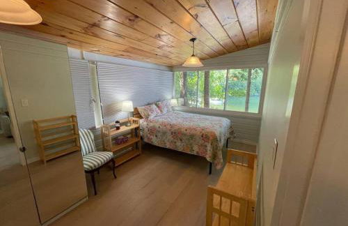 Berta's Lake Front Cottage on Winona Lake! - Foto 10