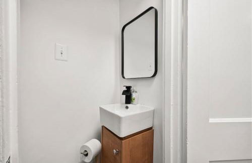 1 min to DC 8 beds sleeps 16 with yard and parking - Foto 2