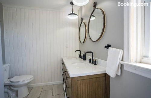 AC 6BR2BA Quiet Island House Near Casinos - Foto 45