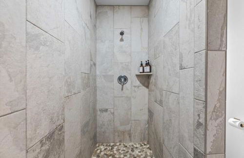 Newly Renovated Luxe Home near Asheville | Pool, Hot Tub, Theater & Games! - Foto 30