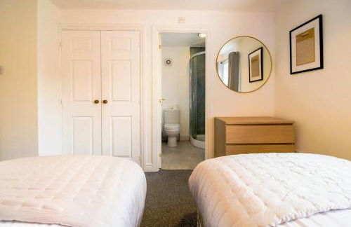 Grange House - Sleeps 6 - Driveway parking, Self-Check-In, Fast Wifi and Sky TV by Yoko Property - Photo 4