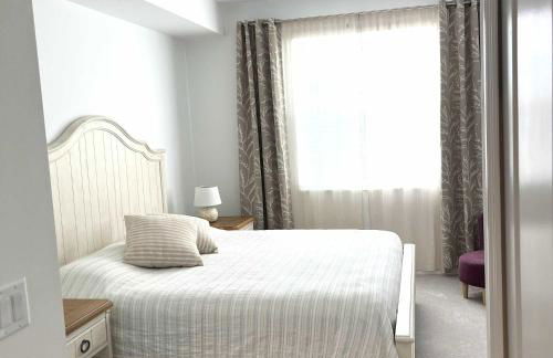 Stylish 3rd-Floor Condo with Golf Course Views - Foto 18