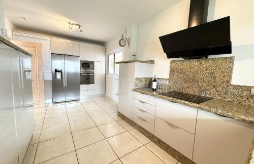 Villa Amorio a spacious modern getaway with a private heated pool & Sea Views - Foto 62