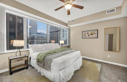 Luxury 13th Floor Condo: Downtown/ Parking 20 /Gym - Photo $