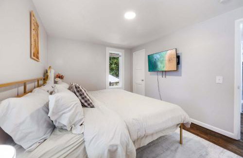 Vintage Charm 3BR Home w Yard Pets Welcome - Foto 19