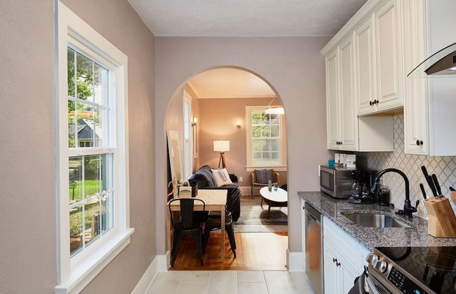 2BR Olympic Center Downtown - Photo 12