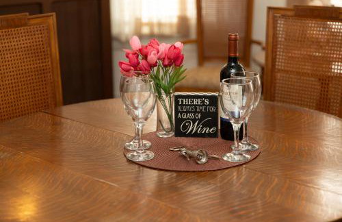 The Gem-3 Bedrooms! King, Full & Twin Beds, Sauna with Free Parking plus more - Foto 35