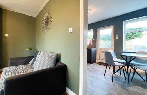 Recently Refurbished 3 Bedroom Home with Parking - Perfect for Longstays - Sleeps 8 - Photo 14