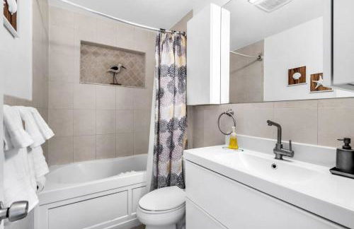 Spacious 5 Bedroom Heated Pool and Hot Tub, 12 minutes to the Beach - Foto 25