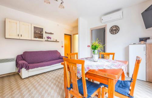 Piano Terra Moderno con Ampi Spazi e Luminosità - Foto 8