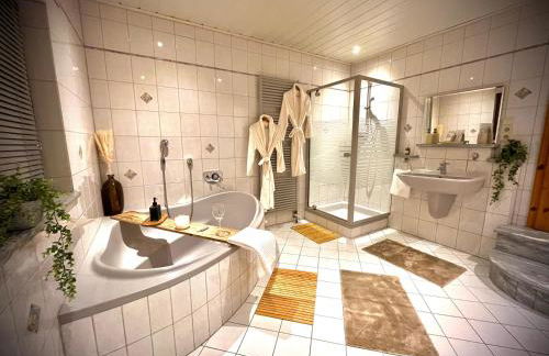 Stay by Home Deluxe Apartment WiFi-PS4-TV-Loft-Bath-Kitchen - Foto 41