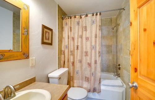 Off The Beaten Path Cabin with Mtn Views and Hot Tub - Foto 13