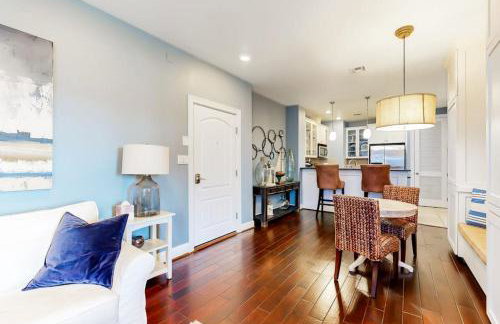 Water-View Condo with Balcony, Smart TVs, Washer/Dryer and Pool - Foto 6