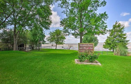 Cedar Creek Lake Access Retreat with Deck - Foto 28