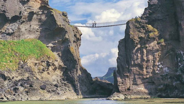 Excursión privada a la Calzada del Gigante - Foto 2, Podréis cruzar el puente colgante más famoso de Irlanda